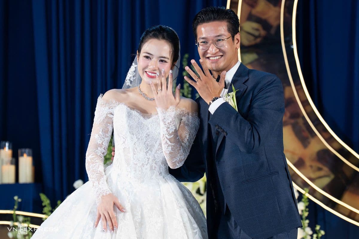 Việt Hoa và Trọng Trí khoe nhẫn cưới, minh chứng cho tình yêu bền chặt