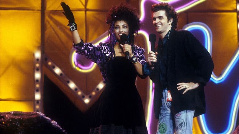 VJ Downtown Julie Brown trên sân khấu MTV Video Music Awards 1987, đại diện cho vai trò tiên phong của MTV trong việc định hình văn hóa hình ảnh.