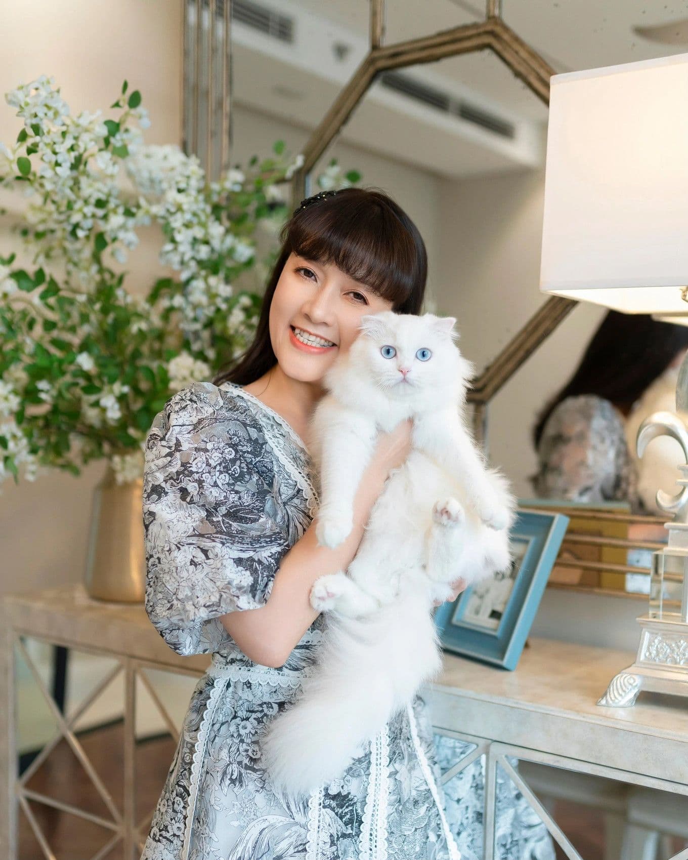 Vân Dung rạng rỡ ôm mèo trắng, thể hiện vẻ đẹp tự nhiên và sự viên mãn ngoài sân khấu.