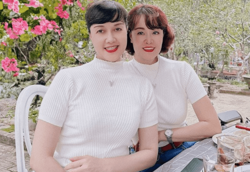 Vân Dung và một người phụ nữ khác tươi cười trong khung cảnh sân vườn, thể hiện cuộc sống cá nhân bình dị và tràn đầy năng lượng.