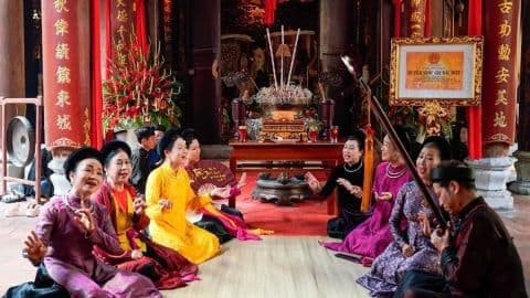Văn hóa Việt Nam: Một buổi biểu diễn truyền thống tại đền thờ, tượng trưng cho dòng chảy ký ức và bản sắc dân tộc mà VTV1 gìn giữ.