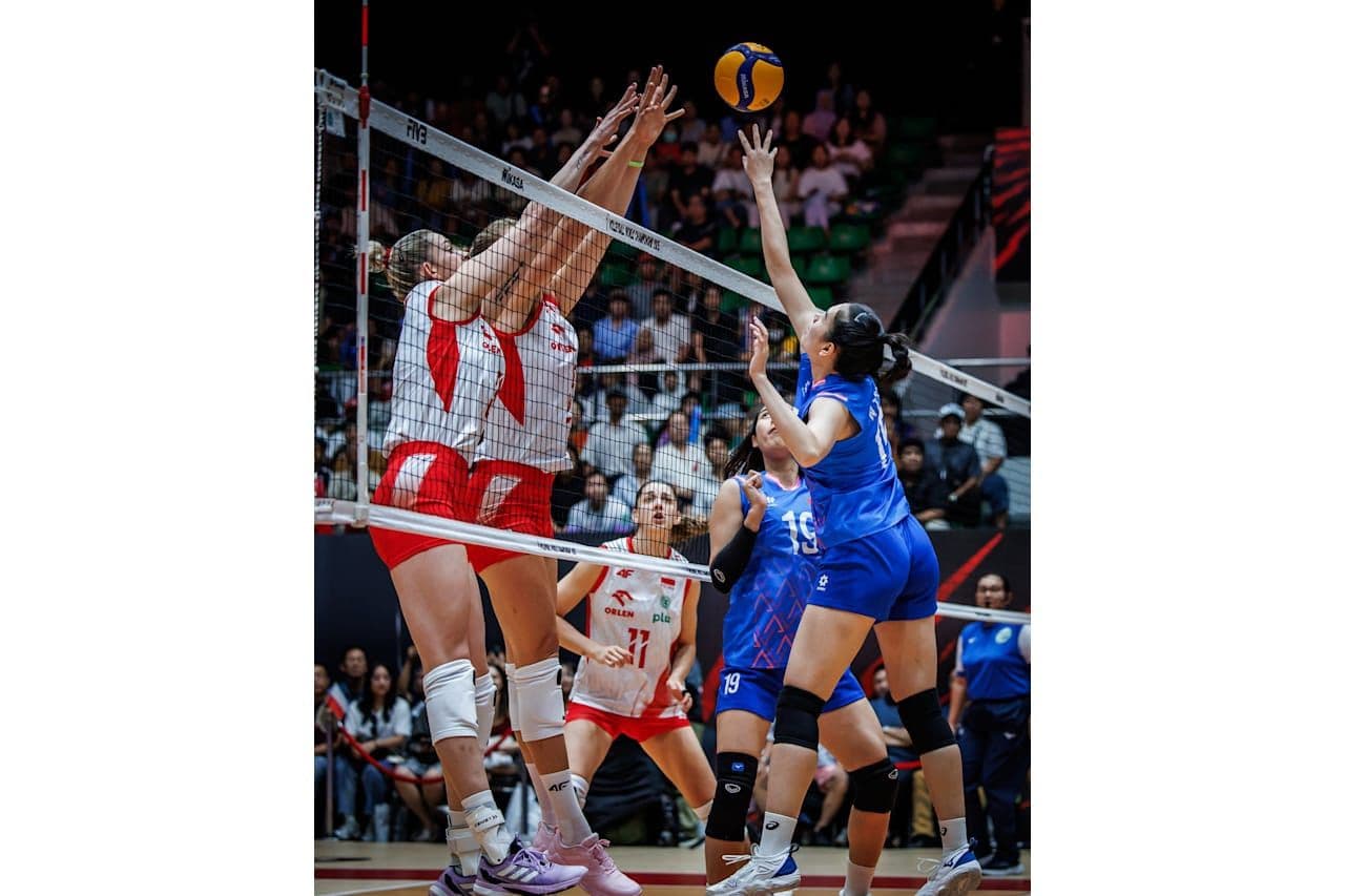 Vận động viên bóng chuyền nữ Việt Nam cố gắng tấn công vượt qua hàng chắn cao lớn của Ba Lan, thể hiện sự chênh lệch thể hình.