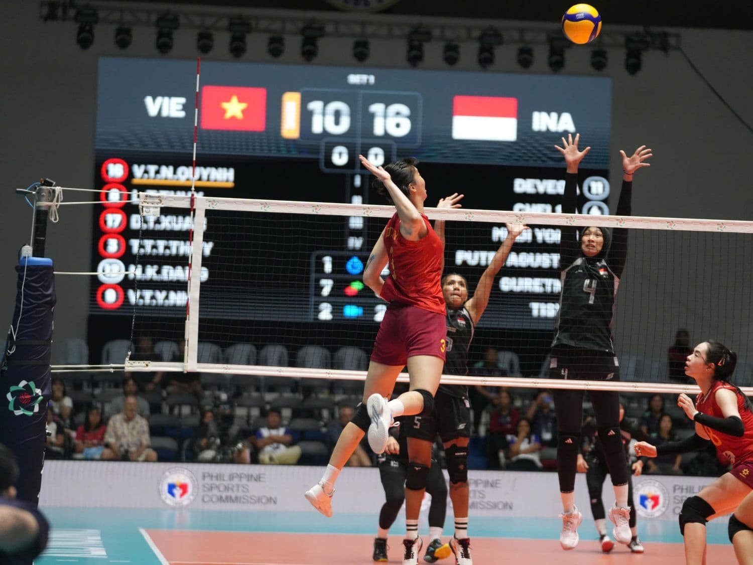Vận động viên bóng chuyền nữ Việt Nam thực hiện cú đập bóng quyết đoán, vượt qua áp lực trận đấu.