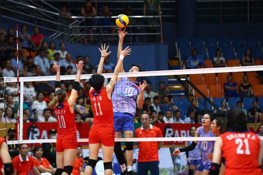 Vận động viên bóng chuyền nữ Việt Nam thực hiện cú đập bóng uy lực trước hàng chắn đối phương.