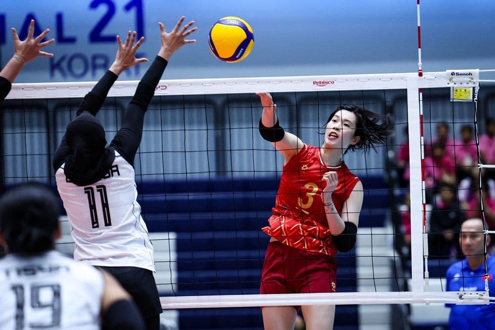 Vận động viên Thanh Thúy của đội tuyển bóng chuyền nữ Việt Nam thực hiện cú đập bóng uy lực.