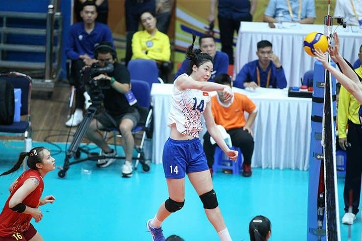 Vận động viên U21 Việt Nam thực hiện pha tấn công dưới ống kính truyền hình VTV2