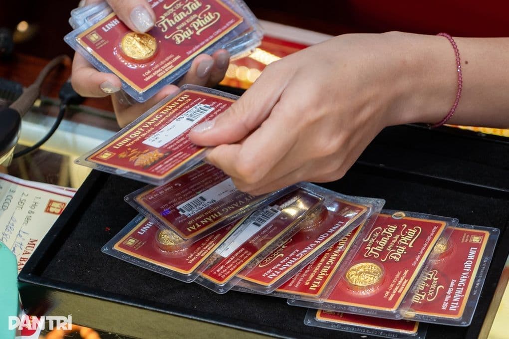 Vàng miếng SJC đang được giao dịch, phản ánh giá vàng trong nước giảm.