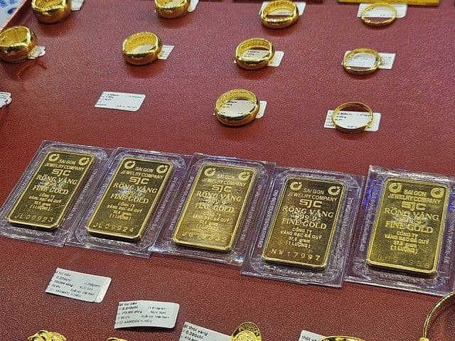 Vàng miếng SJC và vàng nhẫn trên kệ, tượng trưng cho mục tiêu 200 triệu đồng/lượng