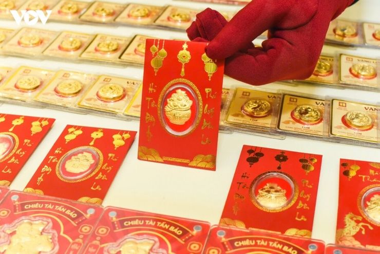 Vàng miếng và phong bao lì xì vàng, biểu tượng của may mắn và tài lộc trong văn hóa Việt