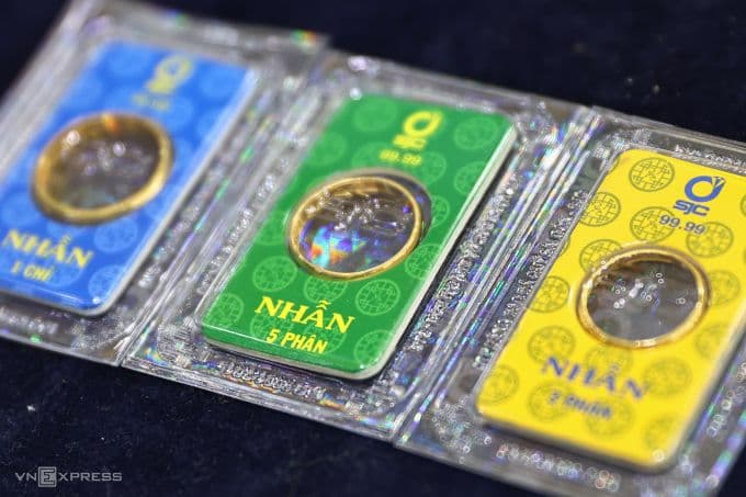 Vàng nhẫn trơn SJC được trưng bày, tượng trưng cho thị trường vàng sau độc quyền.