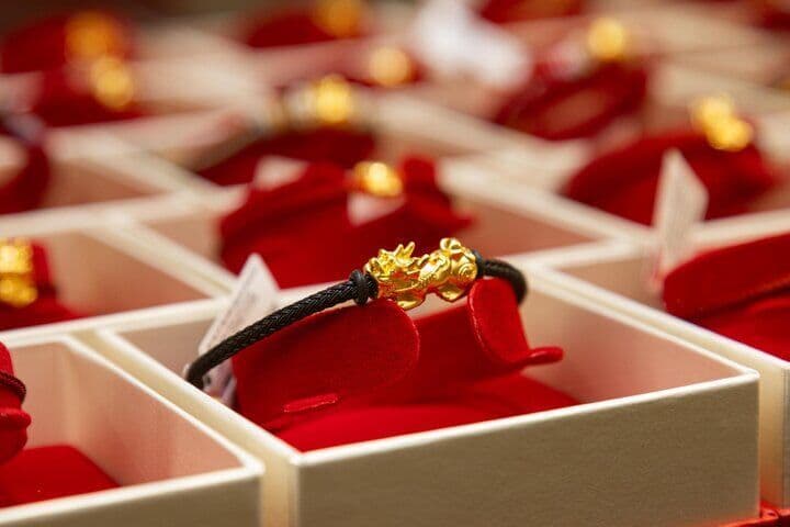 Vòng tay vàng với charm tỳ hưu, biểu tượng của sự may mắn và tài lộc trong đầu tư vàng.
