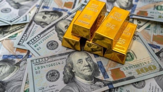 Vàng thỏi và tiền đô la Mỹ, minh họa cho quản trị tài chính và rủi ro trong hoạt động ngân hàng.