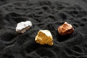 Vàng và bạc, tượng trưng cho các loại tài sản có giá trị được tịch thu, góp phần vào nguồn thu ngân sách nhà nước và chuyển đổi xã hội.