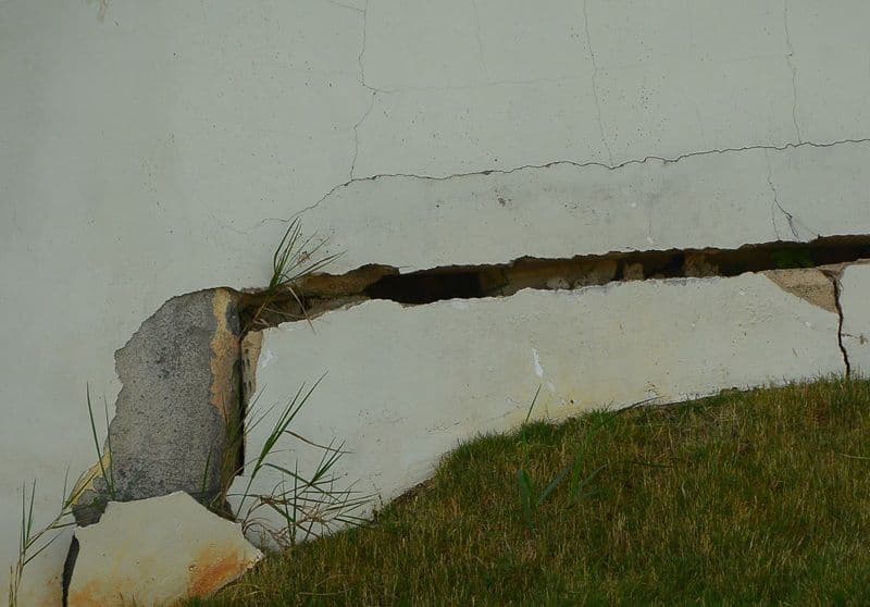 Vết nứt lớn trên tường sân vận động Đà Lạt cho thấy sự xuống cấp