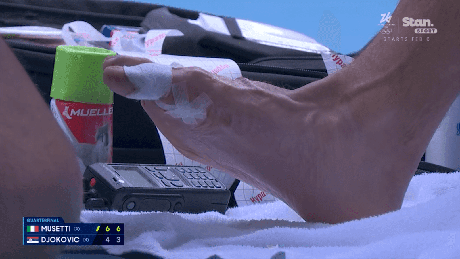 Vết rộp chân của Novak Djokovic được băng bó trong trận tứ kết Australian Open.
