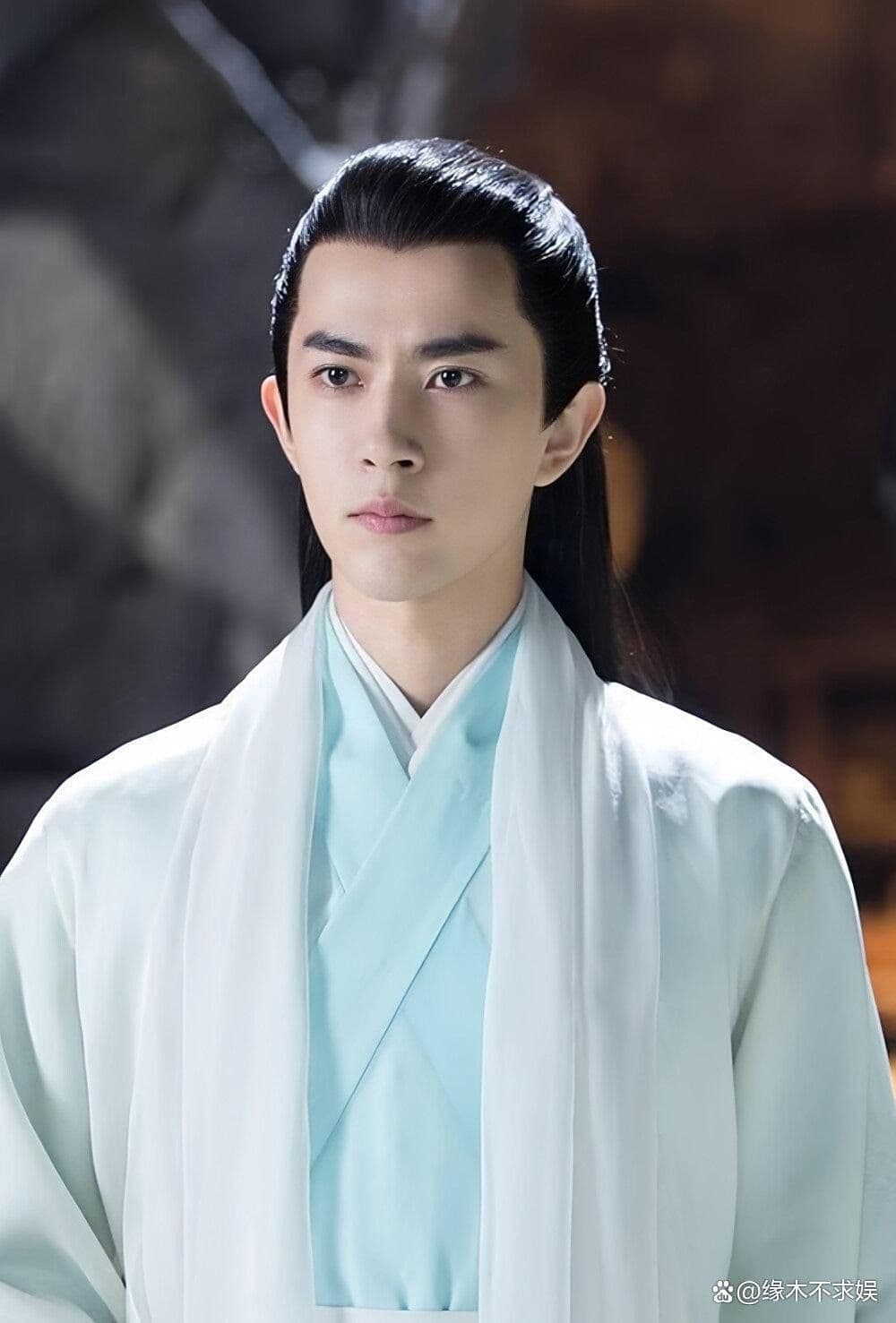 Vu Mông Lung trong trang phục cổ trang, thể hiện vai diễn nổi bật trong các bộ phim truyền hình.