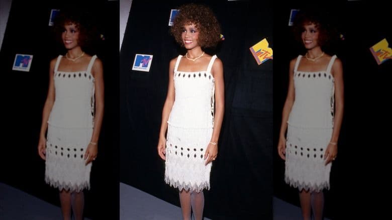 Whitney Houston tươi cười trong trang phục trắng tinh khôi tại Lễ trao giải MTV Video Music Awards 1986, thể hiện phong cách dịu dàng nhưng đầy sức hút.
