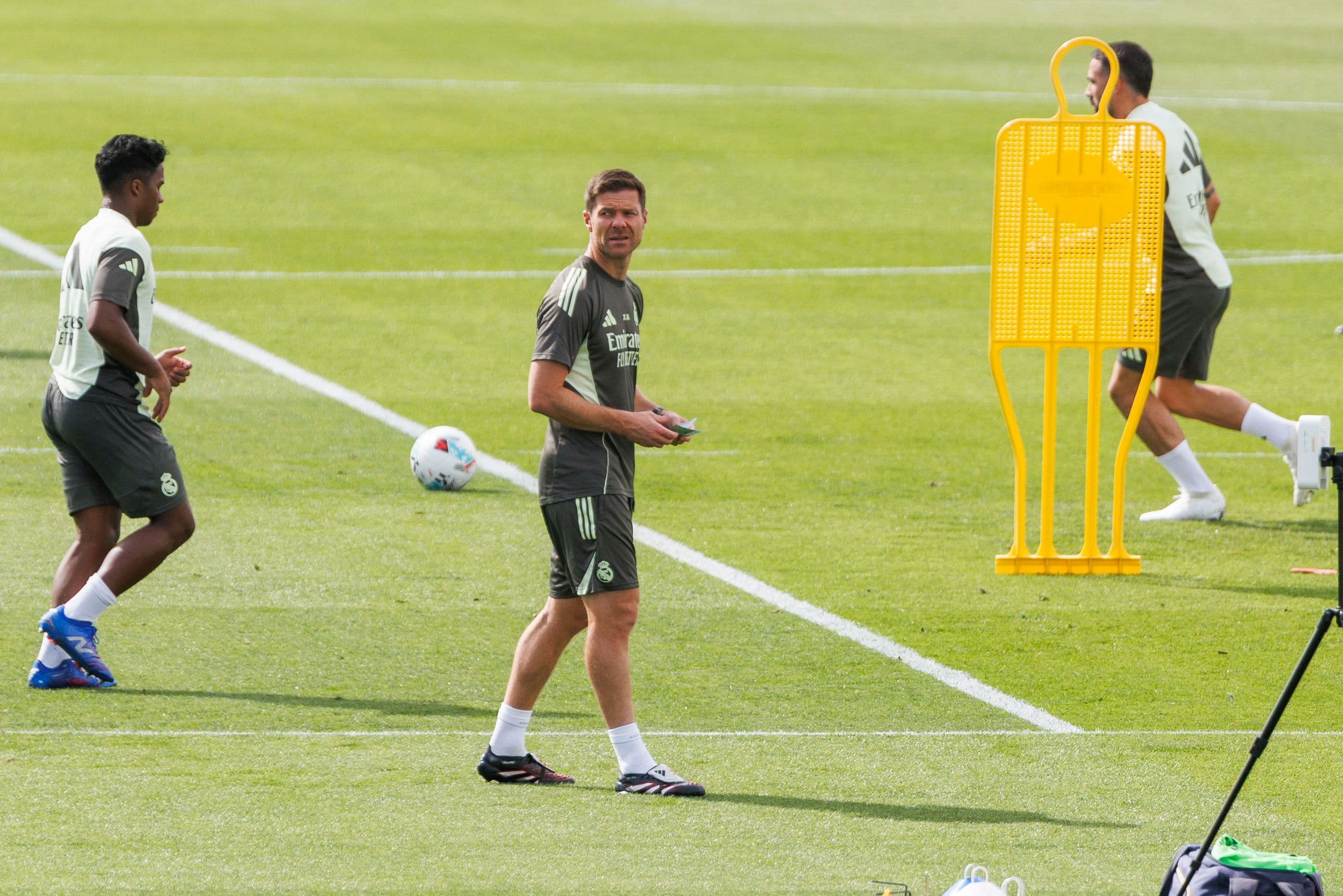 Xabi Alonso chỉ đạo buổi tập của Real Madrid, thể hiện triết lý huấn luyện của ông.