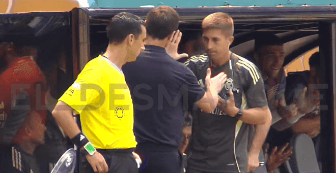 Xabi Alonso, con su cuerpo técnico (Foto: ElDesamrque)