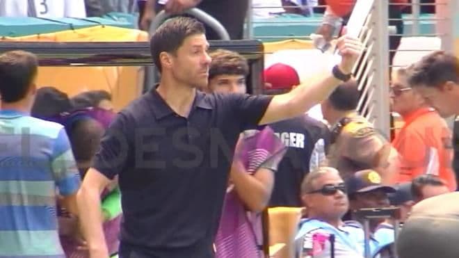 Xabi Alonso da indicaciones a sus jugadores (Foto: ElDesmarque)