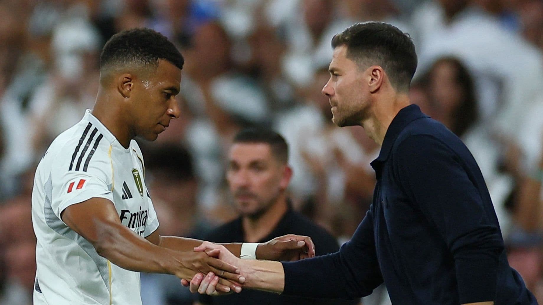 Xabi Alonso và Kylian Mbappé bắt tay, biểu tượng cho kỷ nguyên mới của Real Madrid.