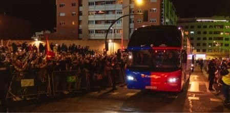 Xe buýt chở đội Barcelona được cổ động viên Albacete chào đón cuồng nhiệt tại sân Carlos Belmonte.