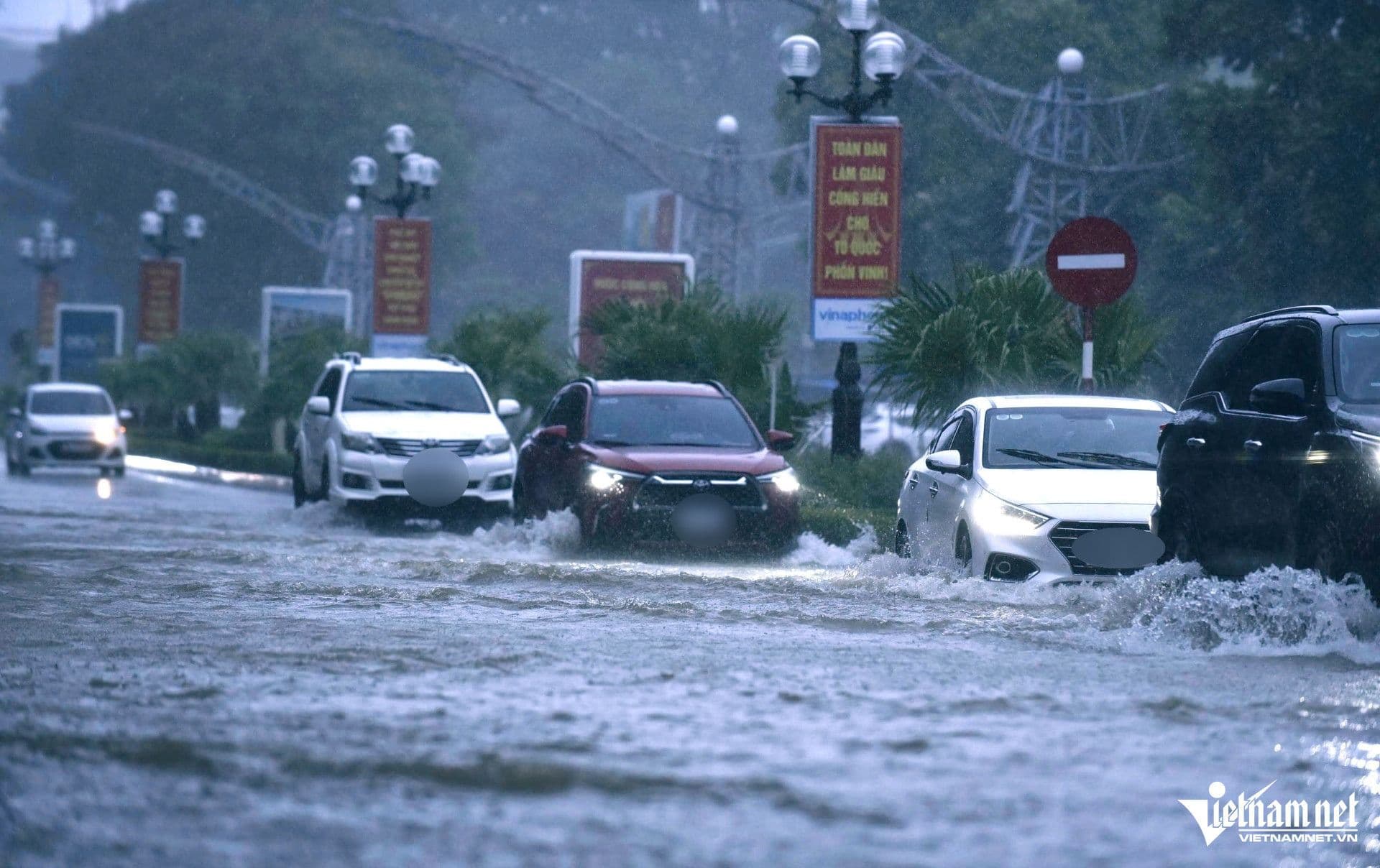 Xe cộ di chuyển qua đường ngập lụt do mưa lớn từ bão Kajiki tại Thanh Hóa.