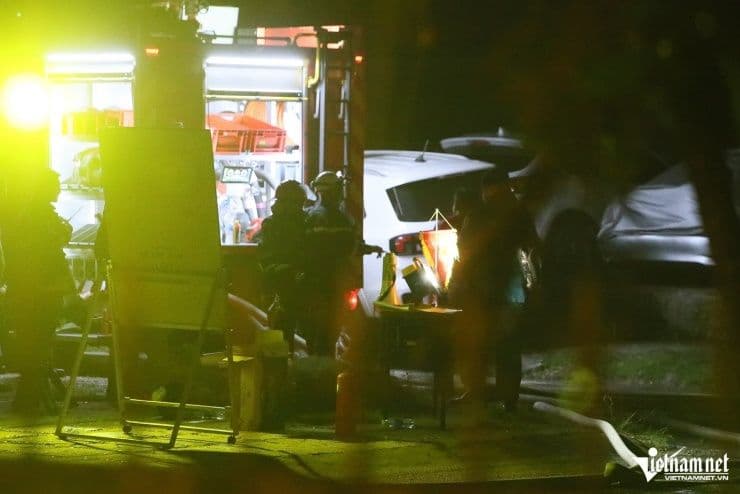 Xe chữa cháy và thiết bị chuyên dụng tại hiện trường, minh họa nhu cầu nâng cấp cơ sở vật chất cho lực lượng PCCC.