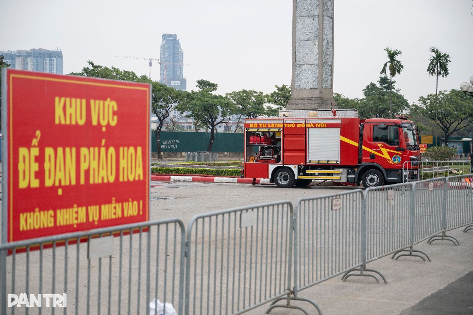 Xe cứu hỏa và biển báo khu vực cấm ra vào, đảm bảo an toàn tuyệt đối cho trận địa pháo hoa Mỹ Đình.