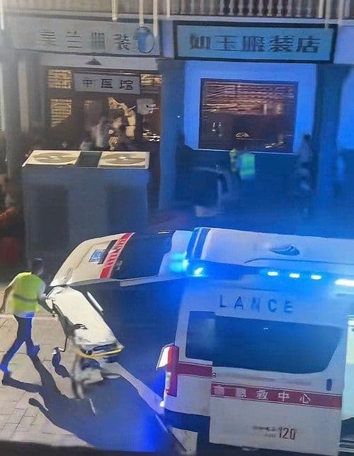 Xe cứu thương tại hiện trường, biểu tượng cho sự kiệt sức và rủi ro sức khỏe nghiêm trọng mà những người làm điện ảnh phải đối mặt.