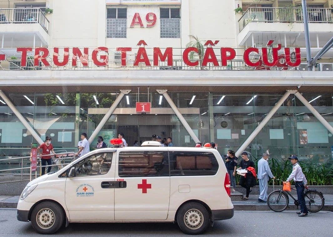 Xe cứu thương đậu trước trung tâm cấp cứu, biểu tượng cho việc điều trị y tế khẩn cấp khi bị rắn cắn.