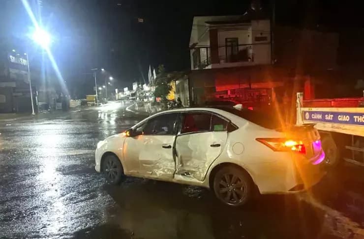 Xe Honda City bị hư hỏng sau vụ va chạm, nguyên nhân dẫn đến việc Đào Quang Hà kêu gọi quyên góp từ thiện.