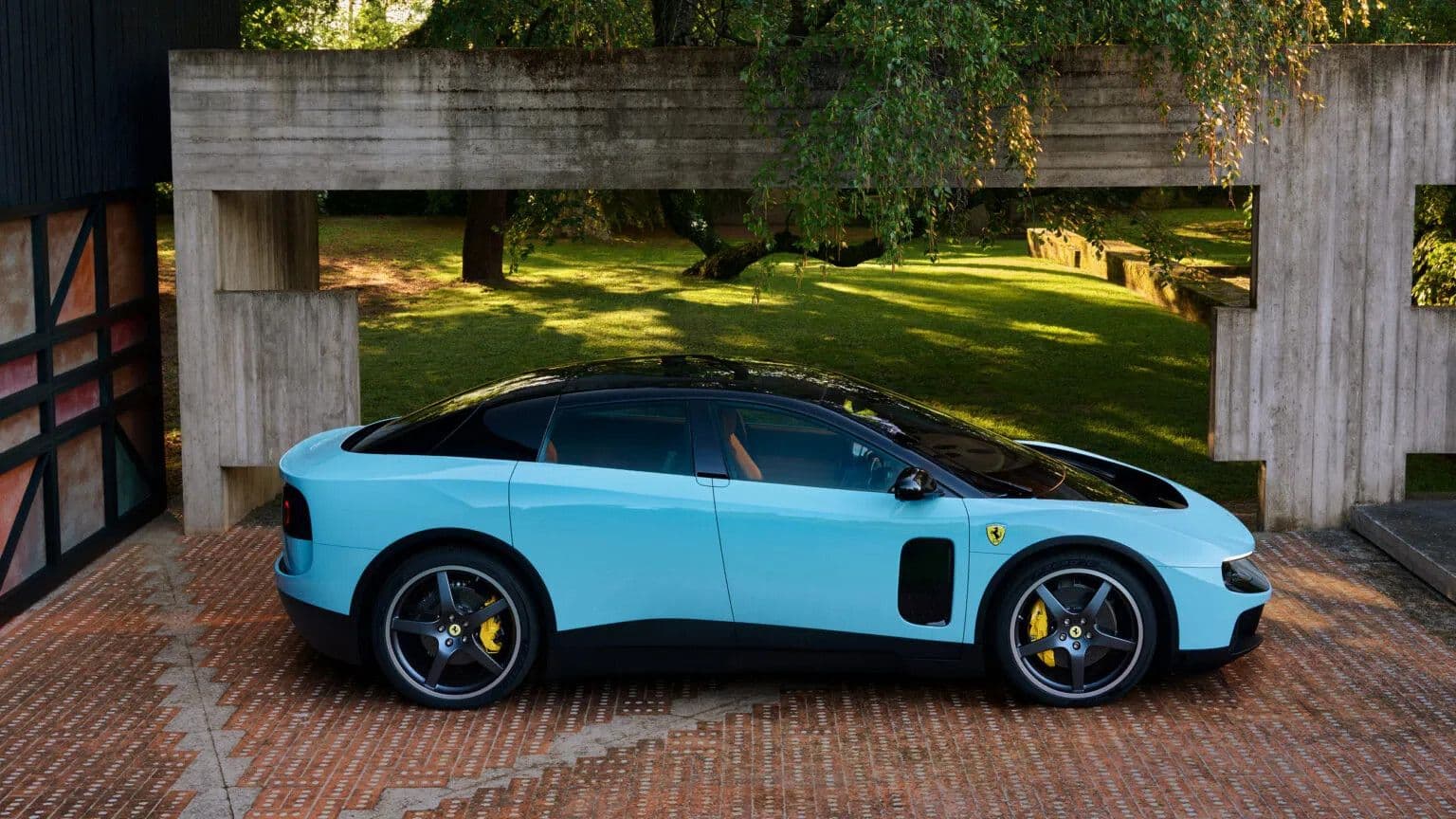 Xe điện Ferrari Luce, đại diện cho phương tiện hiện đại cần hạ tầng sạc và điện lực đồng bộ để phát triển