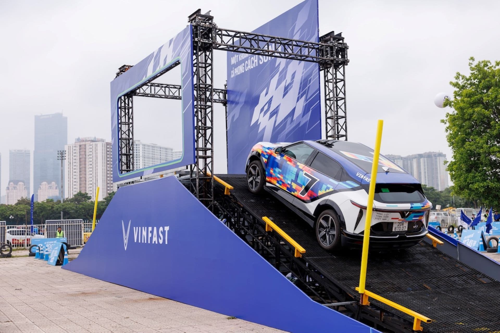 Xe điện VinFast thực hiện bài thử leo dốc tại khu vực lái thử, minh họa khả năng vận hành vượt trội.