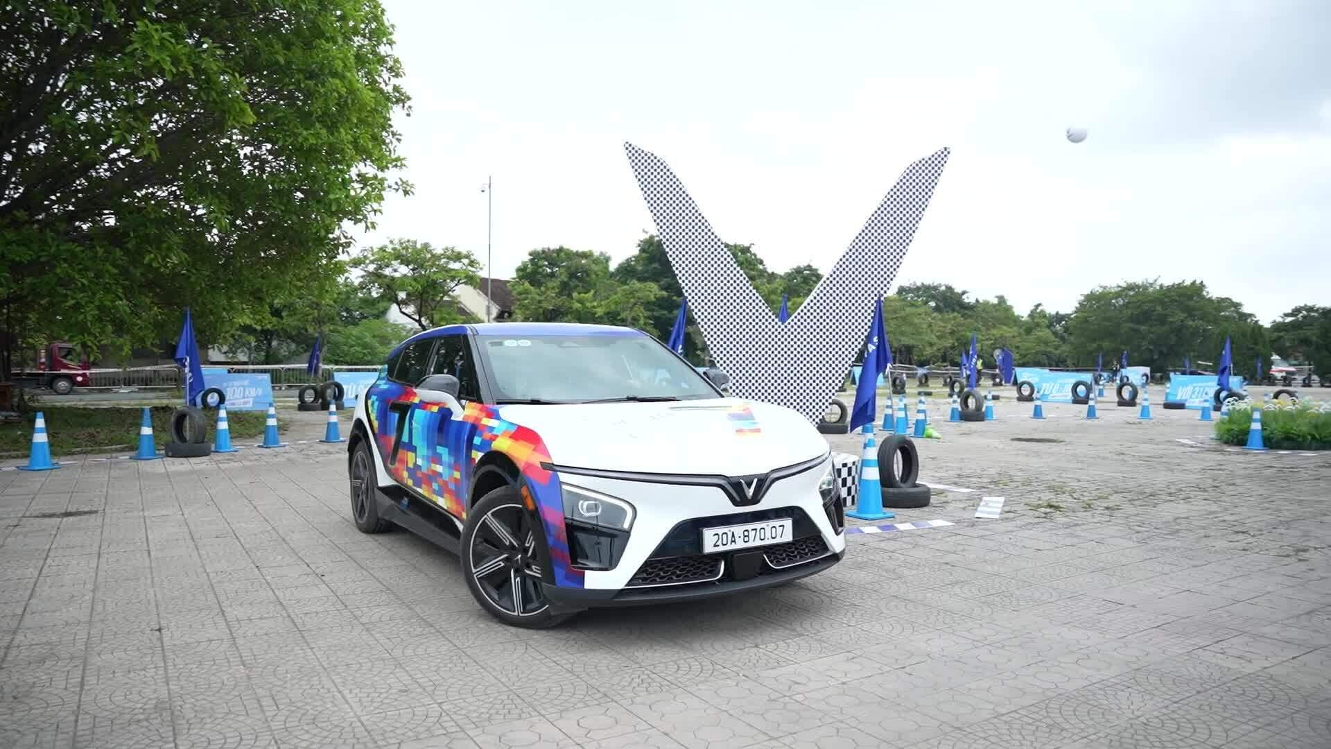 Xe điện VinFast tại sự kiện 'Đổi xăng lấy điện' tại Sân vận động Mỹ Đình, biểu tượng cho cuộc cách mạng xe điện tại Việt Nam.