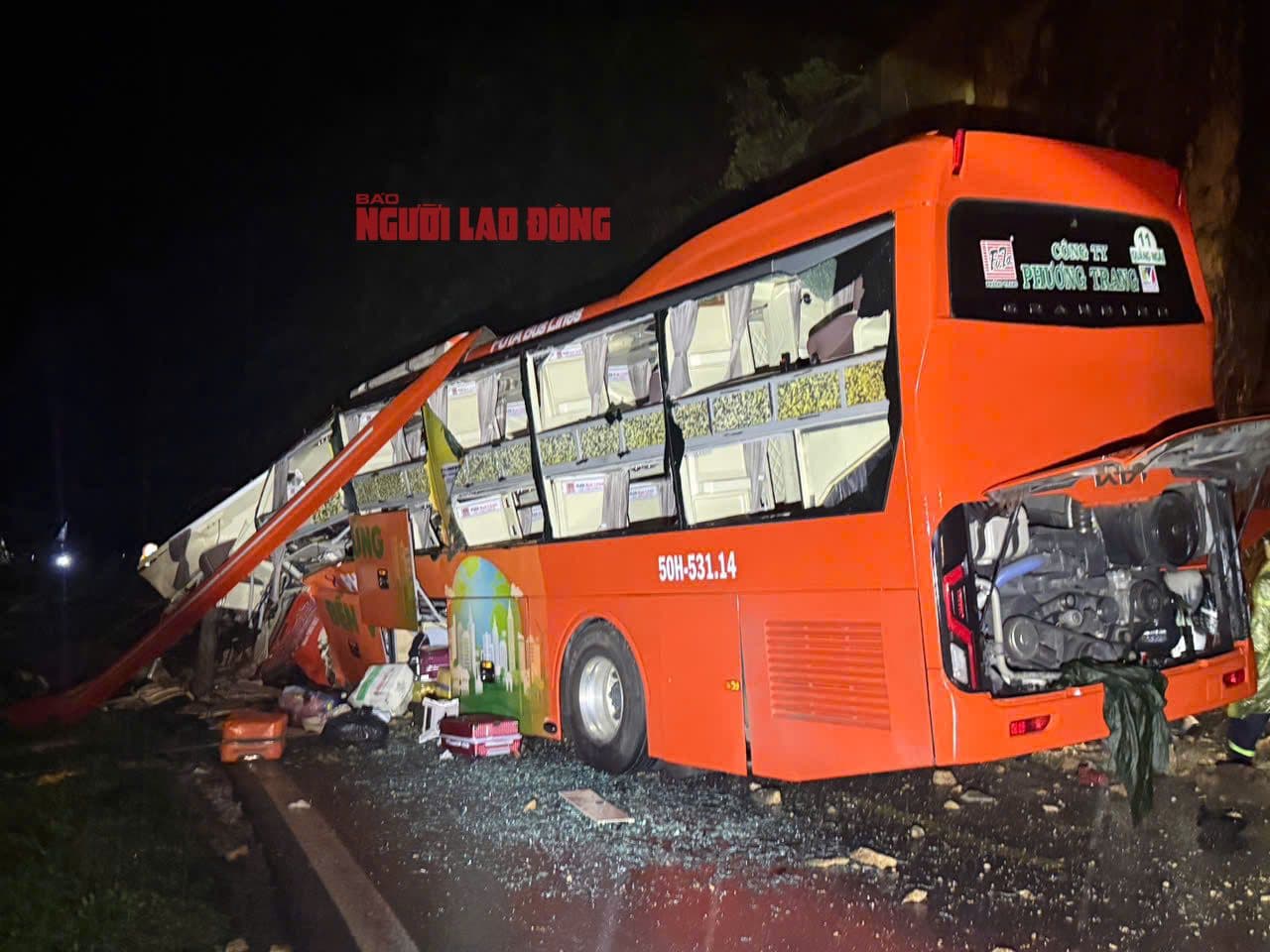 Xe khách Phương Trang bị hư hỏng nặng sau vụ sạt lở trên đèo Khánh Lê vào ban đêm.