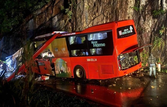 Xe khách Phương Trang bị đất đá vùi lấp trên đèo Khánh Lê vào đêm mưa lớn