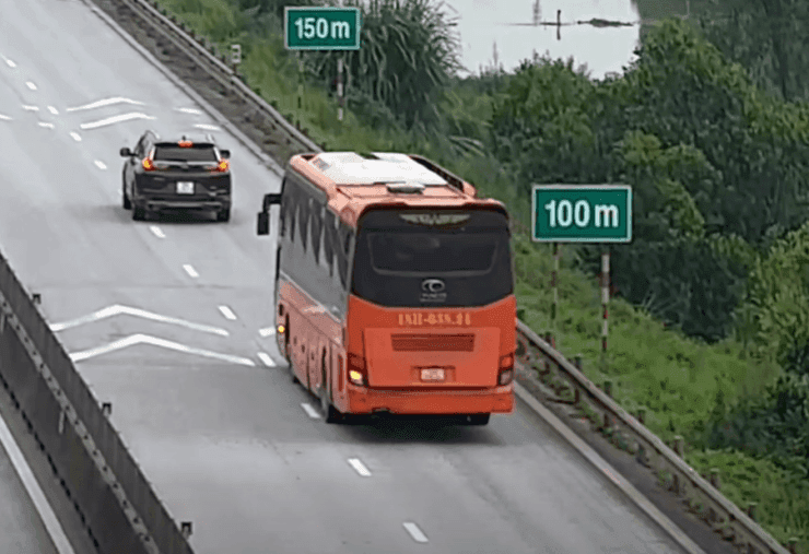 Xe khách vi phạm lỗi không giữ khoảng cách an toàn bị camera giám sát ghi hình, thể hiện vai trò của cảnh sát giao thông vô hình.