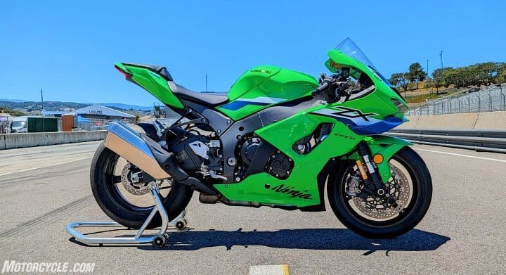 Xe mô tô Kawasaki ZX-10R 2026 màu xanh lá cây đỗ trên đường đua, thể hiện thiết kế tổng thể và sự sẵn sàng cho hiệu suất.