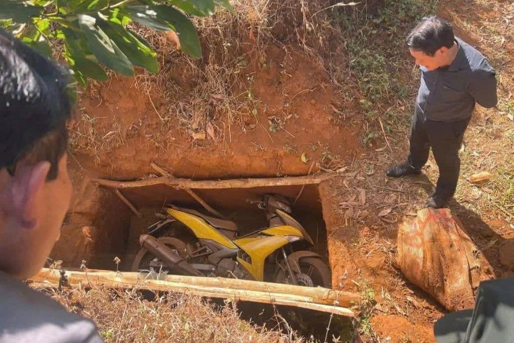 Xe máy được giấu trong hố đất, minh họa kế hoạch tẩu thoát tinh vi của kẻ cướp ngân hàng Gia Lai.