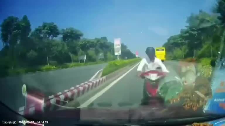 Xe máy đi ngược chiều đối đầu với ô tô, minh họa thực trạng giao thông nguy hiểm tại Việt Nam