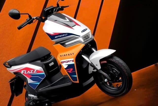 Xe máy điện VinFast Flazz Max màu cam trắng, mẫu xe phổ biến cho học sinh