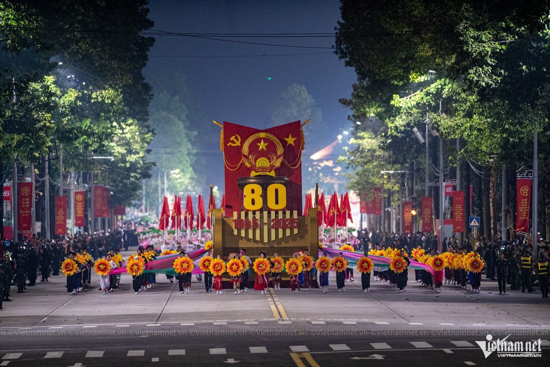 Xe nghi trượng Quốc huy Việt Nam uy nghi, biểu tượng cho cội nguồn và sự đoàn kết dân tộc.