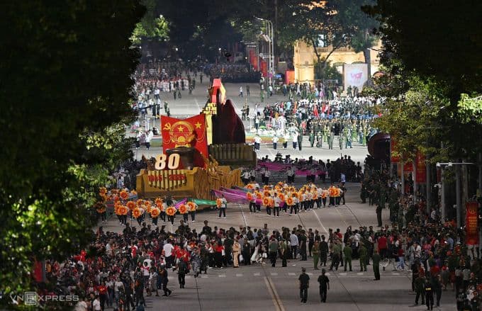 Xe nghi trượng rước biểu tượng 80 năm Quốc khánh tiến vào Ba Đình, tượng trưng cho di sản lịch sử được lưu giữ.