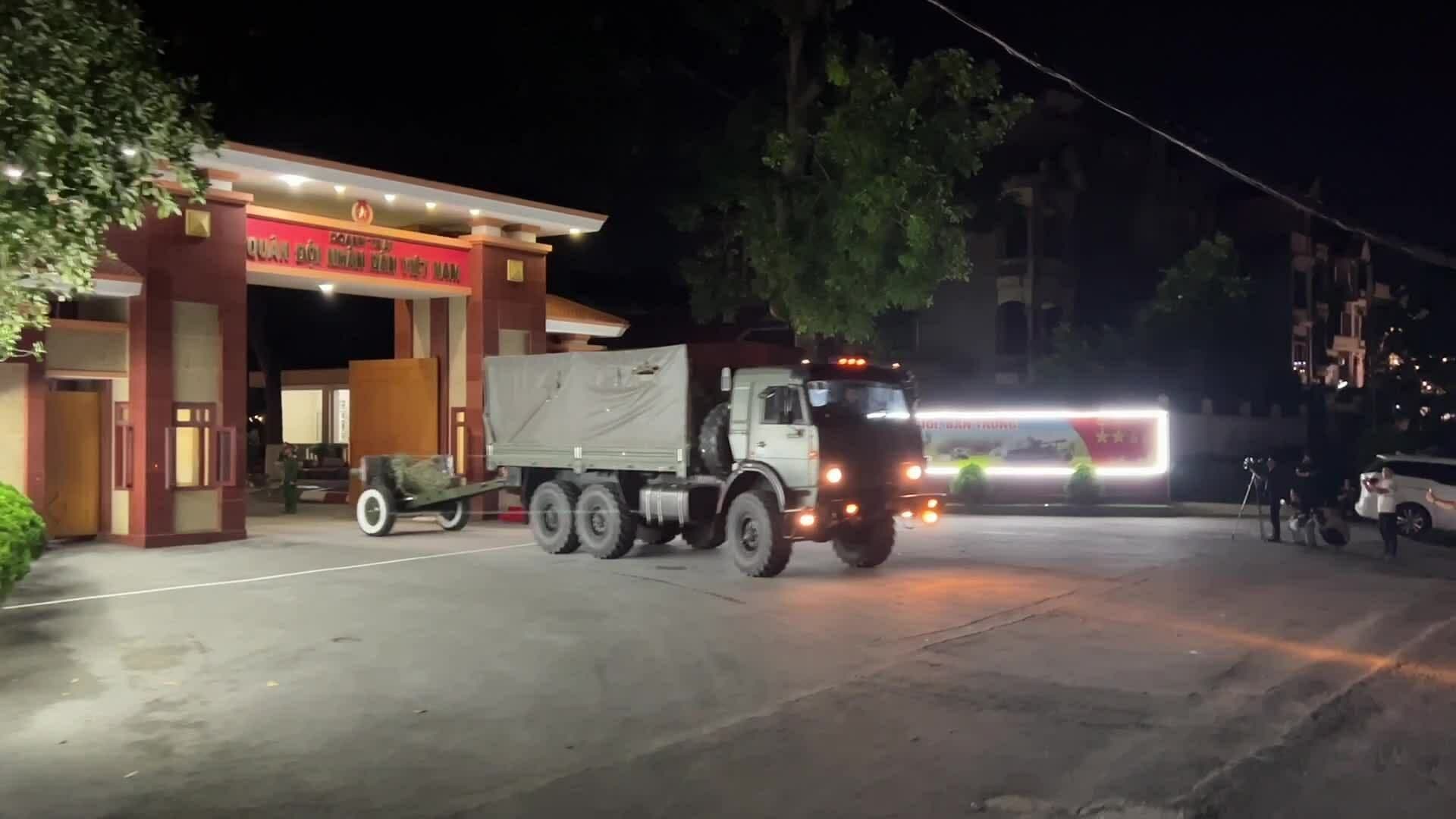 Xe quân sự vận chuyển pháo lễ về Sân vận động Mỹ Đình để chuẩn bị cho Đại lễ Quốc khánh tại Hà Nội.