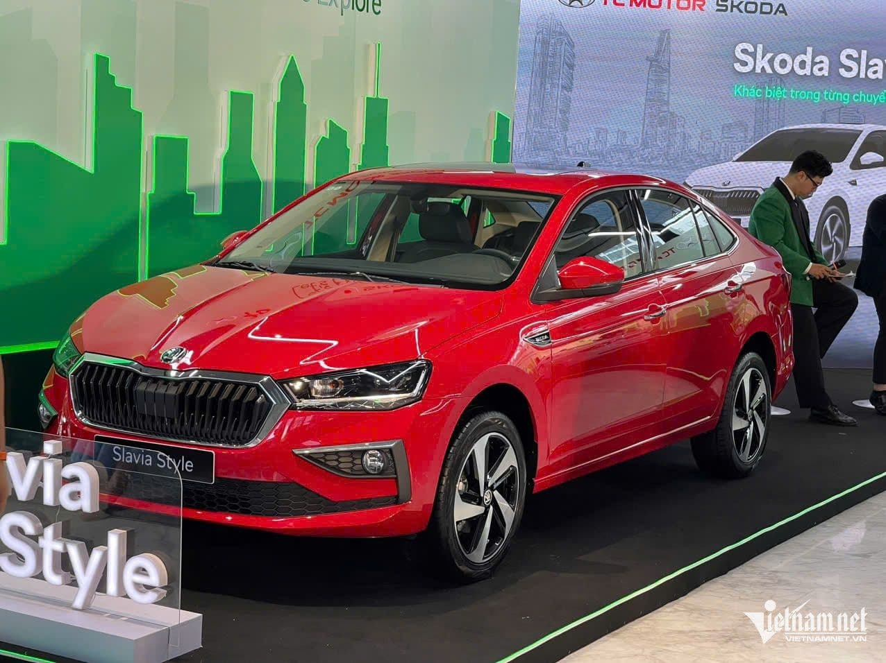 Xe Skoda Slavia màu đỏ ra mắt tại sự kiện ở Việt Nam, thể hiện phong cách châu Âu nam tính.