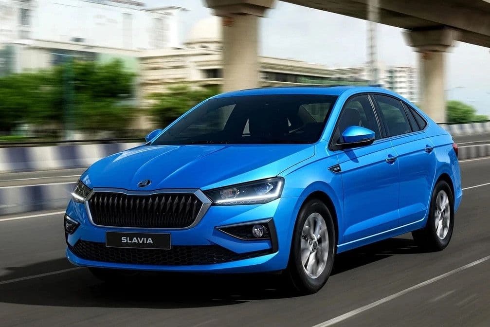 Xe Skoda Slavia màu xanh dương di chuyển trên đường, tượng trưng cho làn gió mới trên thị trường sedan B Việt.
