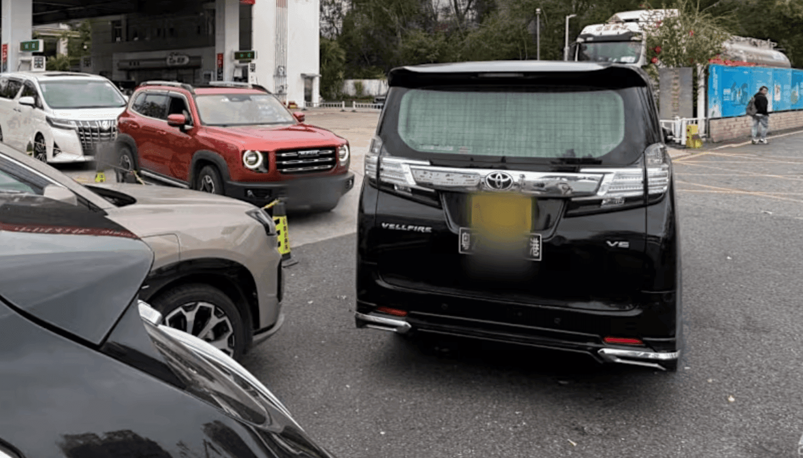 Xe ô tô đang đổ xăng tại một trạm xăng ở Hong Kong, nơi có giá nhiên liệu đắt đỏ.