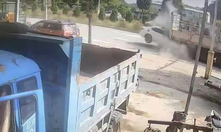 Xe ô tô con va chạm với xe tải trên đường, minh họa rủi ro tai nạn giao thông liên quan đến xe tải.