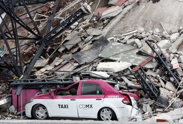 Xe taxi bị hư hại nặng giữa đống đổ nát sau động đất ở Mexico